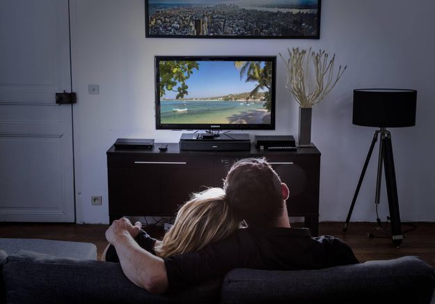Regarder La Télé Dans Le Noir