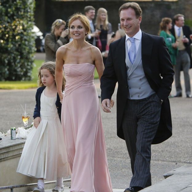 Geri Halliwell porte une robe demoiselle d'honneur rose longue bustier droit au mariage de Poppy Delevingne