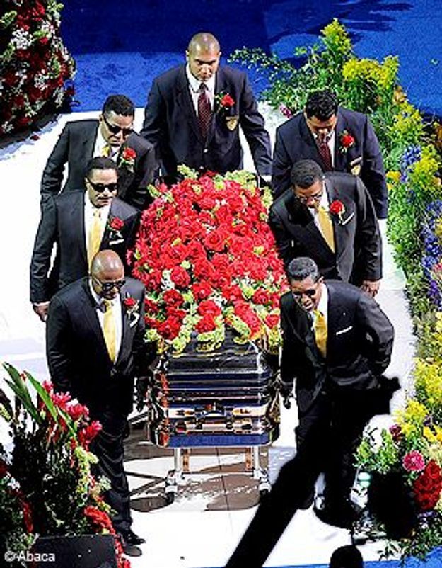 Michael Jackson Dans Le Cercueil Ouvert Michael Jackson : la cachette de son corps enfin démasquée ? - Elle