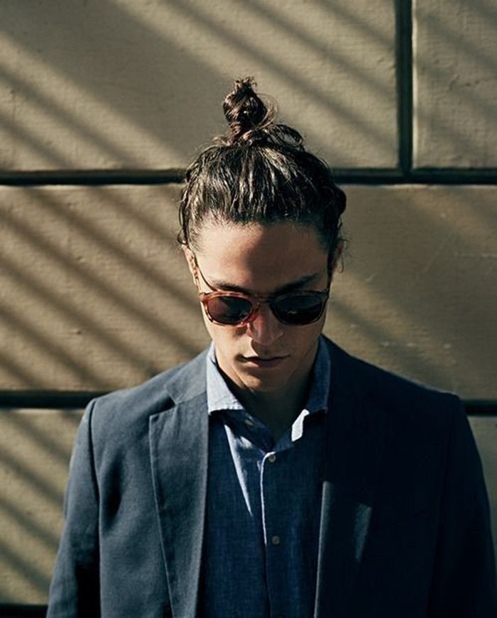 Chignon homme cheveux mouillés