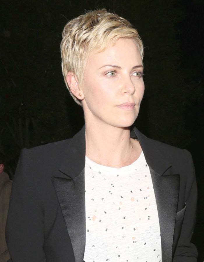 Charlize Theron et son boyish sage - Coupe courte : comment Charlize ... Charlize Theron et son boyish sage - Coupe courte : comment Charlize ...