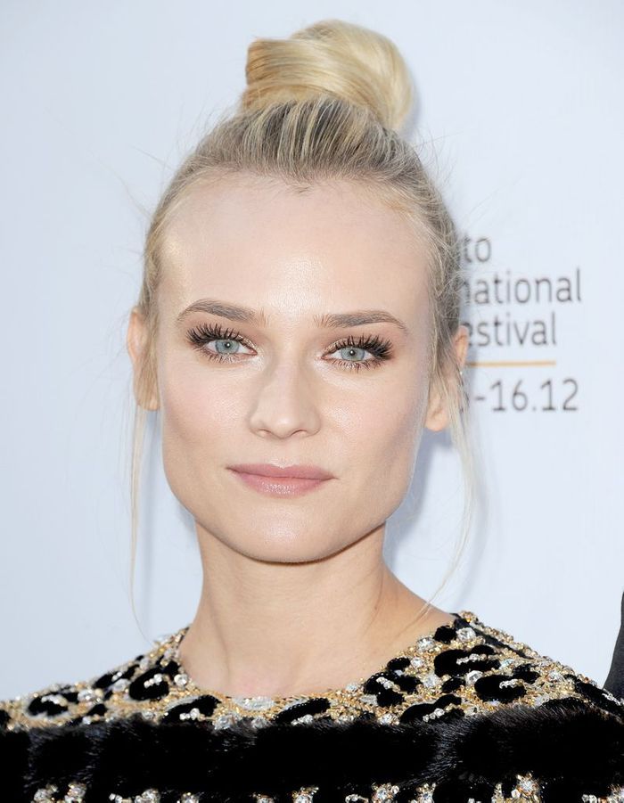 Le chigon bun - Diane Kruger : ses 35 coiffures qui nous Le chigon bun - Diane Kruger : ses 35 coiffures qui nous