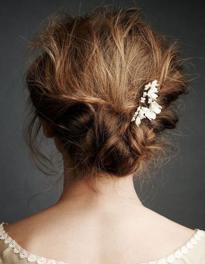 Coiffure de mariée Chignon flou et petites fleurs - Les plus jolies coiffures de mariée pour s ...