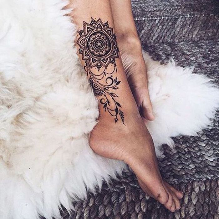 Tatouage mandala cheville