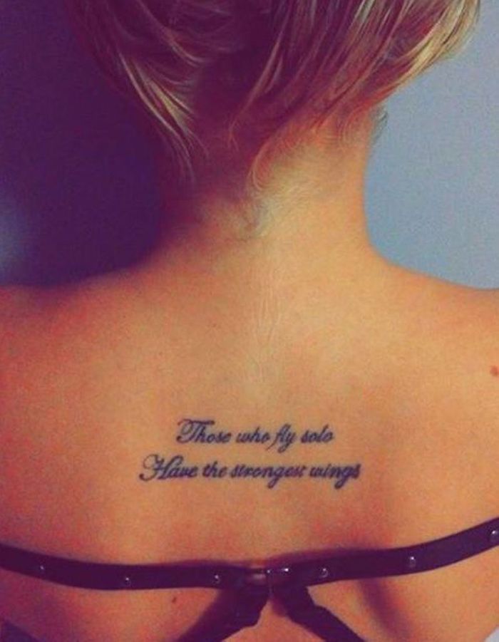 Tatouage phrase discret entre les deux omoplates - 30 ...