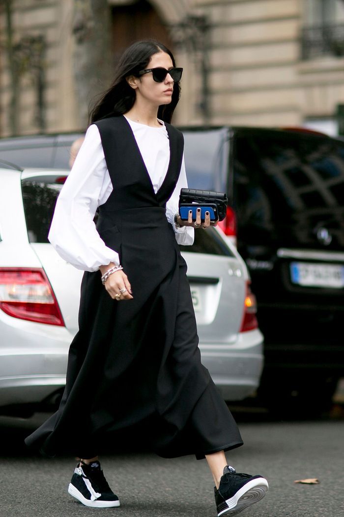 Lookée en baskets avec une robe longue